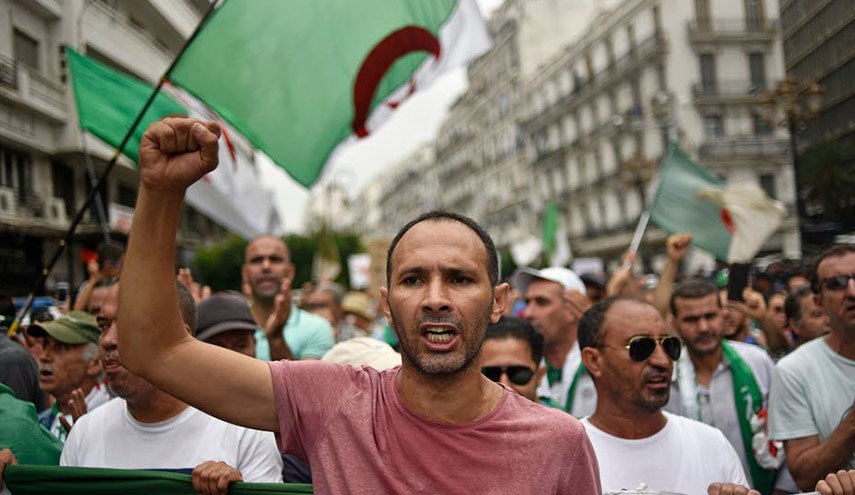 هتافات معادية لقائد الجيش الجزائري في الأسبوع الـ 30 من الاحتجاجات