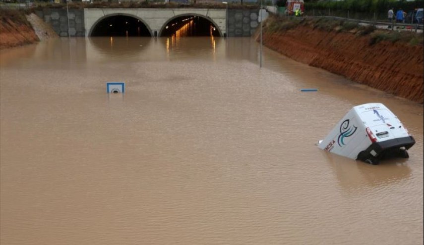 ارتفاع حصيلة قتلى الأمطار الغزيرة في إسبانيا إلى 5 أشخاص
