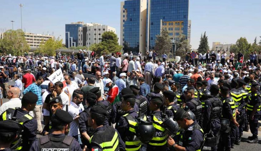 نقابة المعلمين الاردنية ترفض دعوة الرزاز لإنهاء الإضراب 