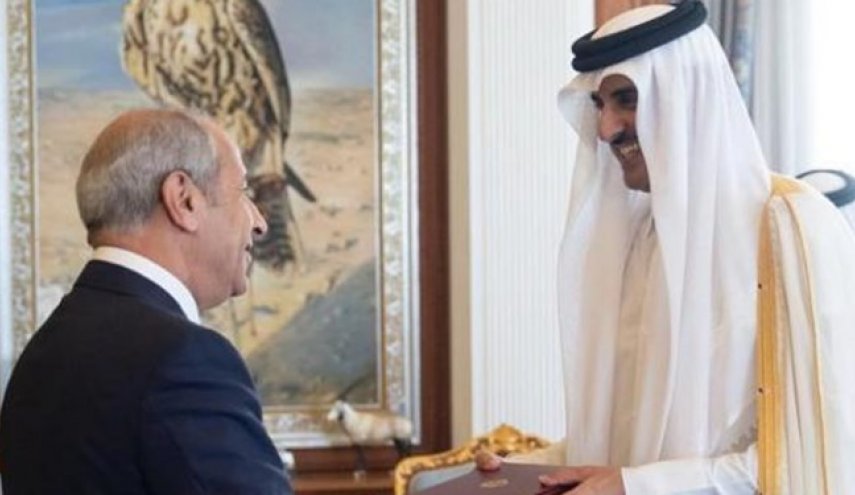 سفیر اردن استوارنامه خود را تقدیم امیر قطر کرد
