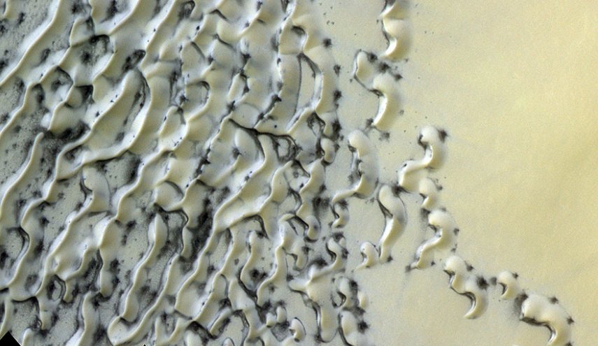 مشهد مذهل لكثبان رملية على سطح المريخ +صورة