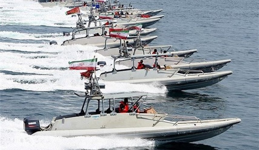 حرس الثورة يجري استعراضا بحريا في الخليج الفارسي