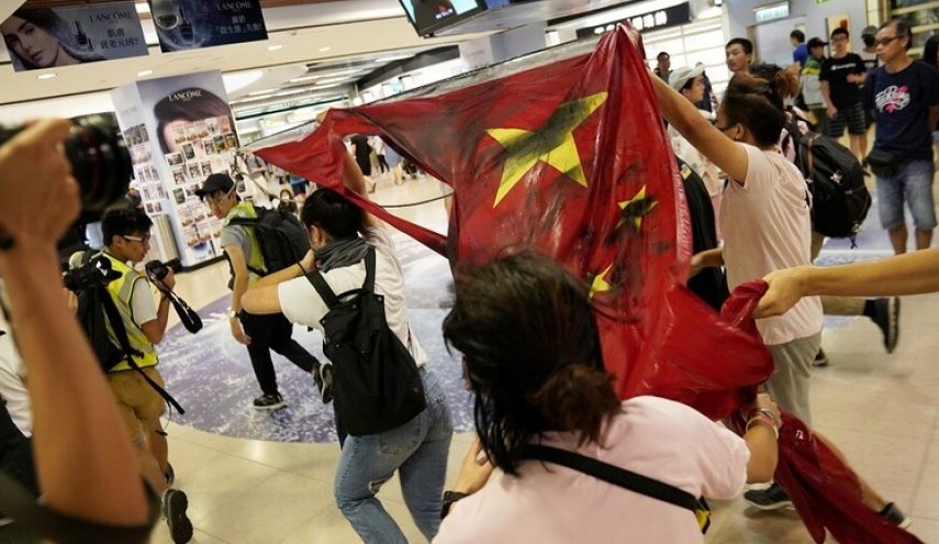 شرطة هونغ كونغ تستخدم الغاز المسيل للدموع لتفريق المحتجين