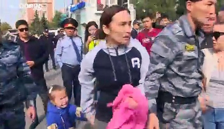 شاهد... اعتقالات عشوائية في كازاخستان خلال مظاهرات مناهضة للحكومة