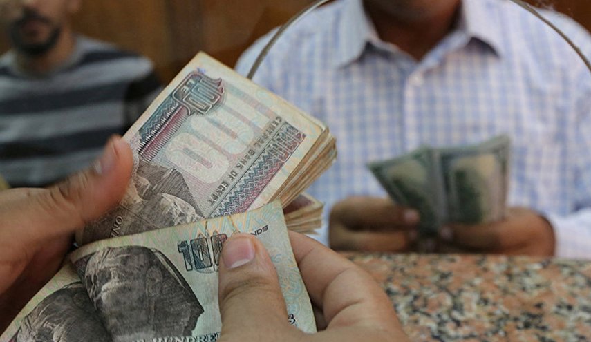 الجنيه المصري يتراجع مقابل الدولار في العقود الآجلة