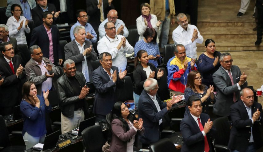 عودة صاخبة لنواب مادورو إلى البرلمان بعد مقاطعة استمرت 3 سنوات