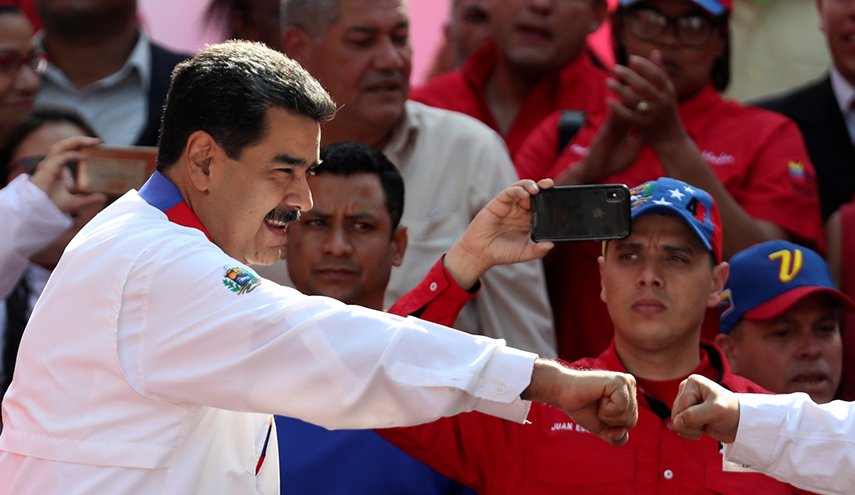 الرئيس الفنزويلي يتسلم هدية 