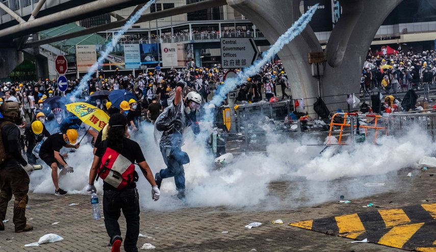 الصدامات العنيفة بين محتجين وشرطة هونغ كونغ