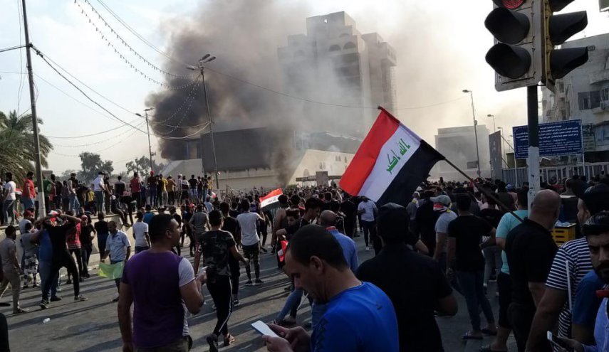 بالصور.. اصابات في صفوف الامن والمتظاهرين بساحة التحرير وسط بغداد
