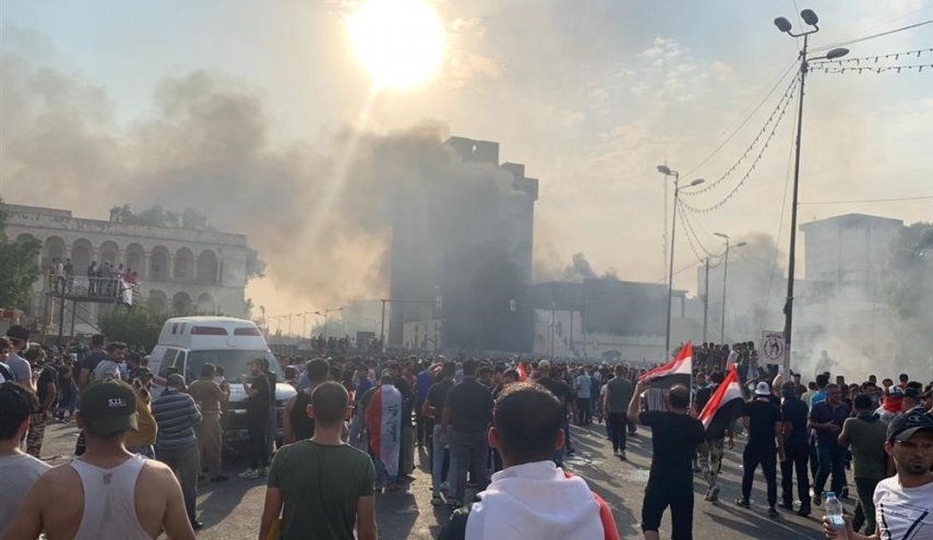 بالصور.. اندلاع حريق بمبنى قرب جسر الجمهوري وسط بغداد
