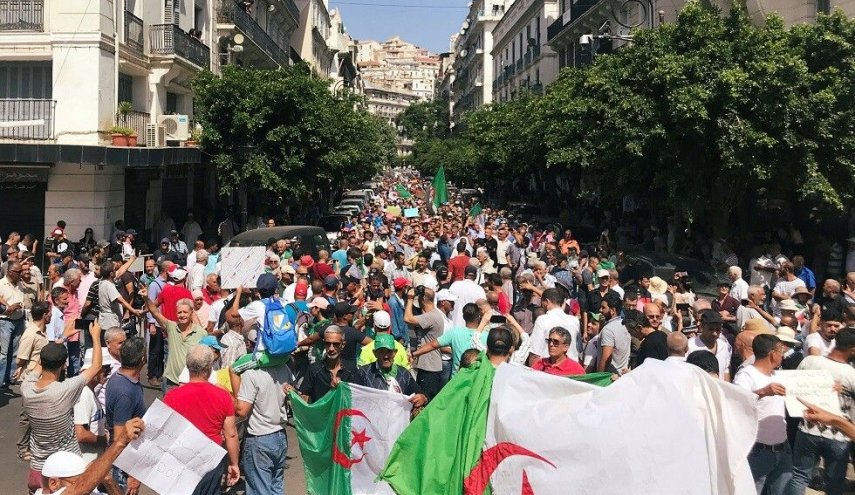 الأمن الجزائري يوقف برلمانية فرنسية شاركت في مسيرات ببجاية