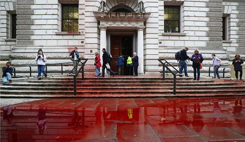 نشطاء البيئة يرشّون مبنى وزارة الخزانة البريطانية بطلاء أحمر