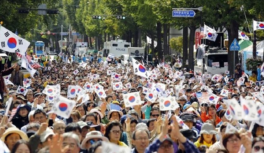 تظاهرات ضد دولتی در کره جنوبی شدت گرفت/ خشم مردم از سوء استفاده خانواده وزیر دادگستری از قدرت