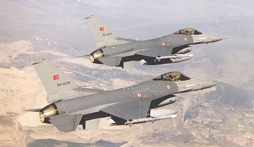 الطيران الحربي التركي يحلق بكثافة فوق مناطق بريف الرقة الشمالي