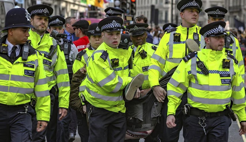 بازداشت کنشگران محیط زیست در لندن/ معترضان خیابان مقابل دفتر نخست وزیری انگلیس و پارلمان را قرق کردند