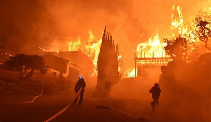 آتش سوزی در کالیفرنیا؛ ده‌ها هزار نفر منازل خود را تخلیه کردند