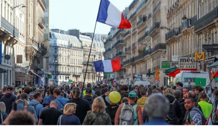شرطة فرنسا توقف 17 متظاهرا من ’السترات الصفراء’