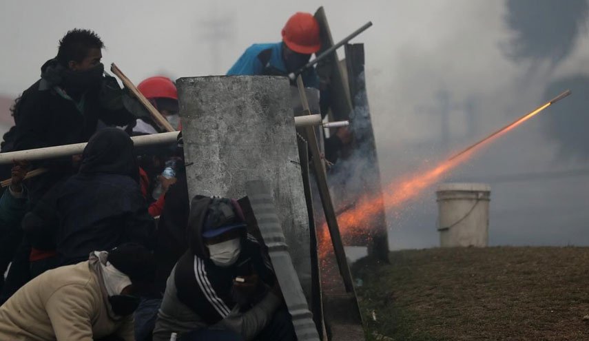 درگیری معترضان و نیروهای پلیس در آمریکای لاتین بر سر حذف یارانه سوخت / خودروهای نظامی ارتش وارد خیابان‌های اکوادور شدند