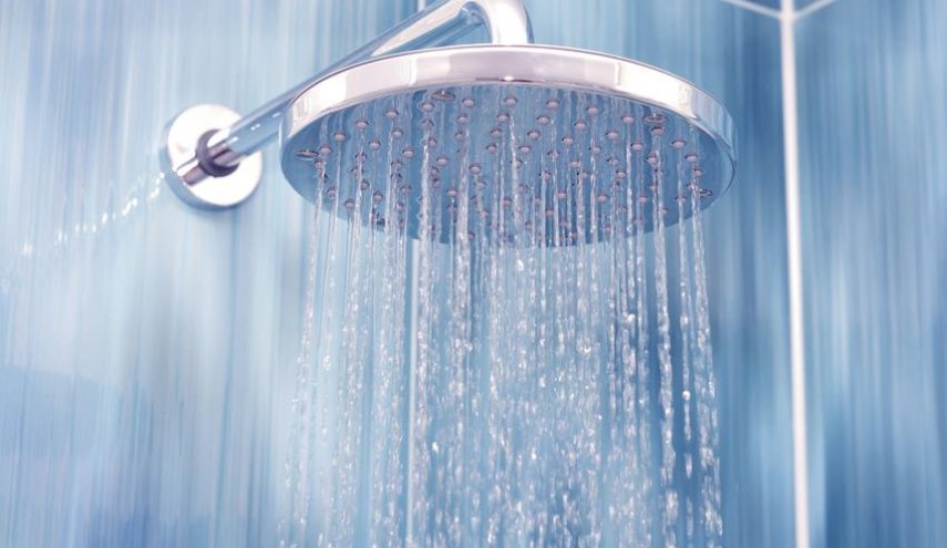 الاستحمام بالماء الساخن صباحاً قد يزيد من الشعور بالارهاق خلال النهار