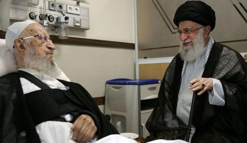 قائد الثورة يزور آية الله مكارم شيرازي في المستشفى 