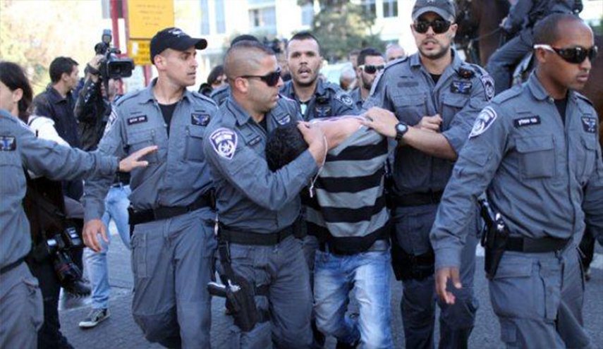 الاحتلال يعتقل فلسطينيين من العيسوية ويبعد آخرين عن الأقصى