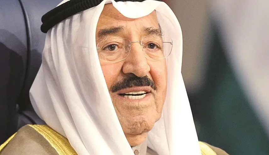 شاهد صورة جديدة لأمير الكويت مع حفيده بالزي العسكري