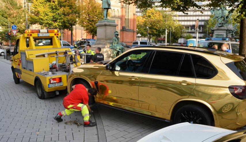الشرطة الألمانية تحتجز سيارة ذهبية.. مالسبب؟