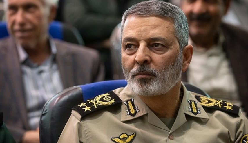 فرمانده کل ارتش از سازندگان جت ایرانی «یاسین» تقدیر کرد