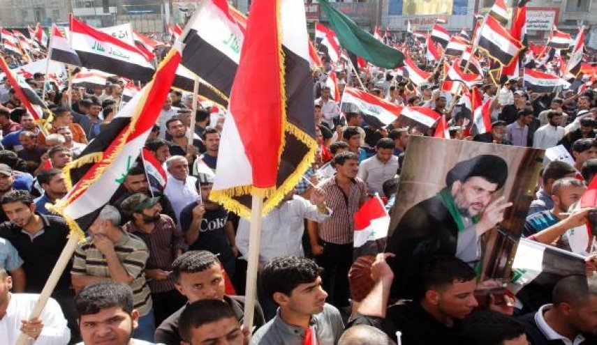 حشد من  زوار الاربعين يرددون شعارات دعا اليها الصدر