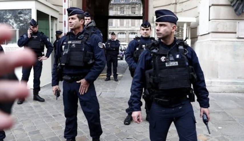 الشرطة الفرنسية تعلن أنها تتعامل مع حادث أمني في متحف