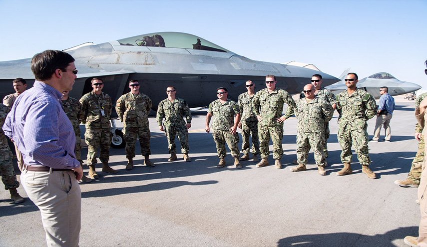 وزير دفاع اميركا ينشر صورته مع قواته في قاعدة سعودية