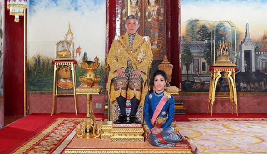 ملك تايلاند يعفي 6 موظفين في القصر الملكي
