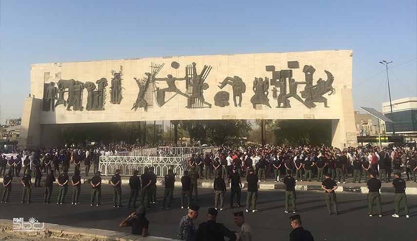 خيام ينصبها متظاهرون في ساحة التحرير وسط بغداد