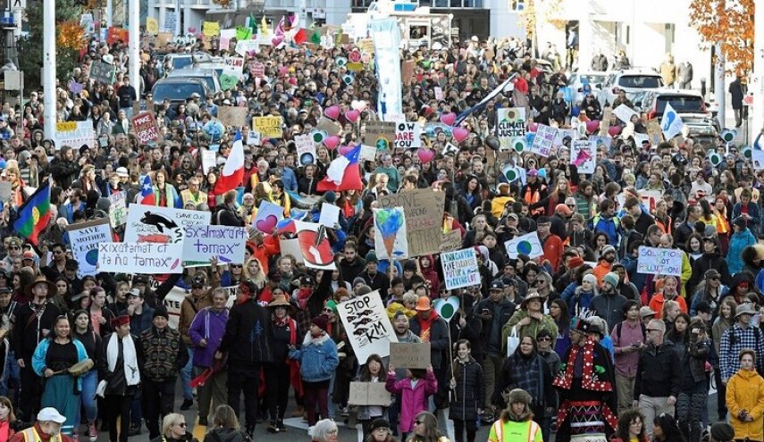 الآلاف يتظاهرون في كندا
