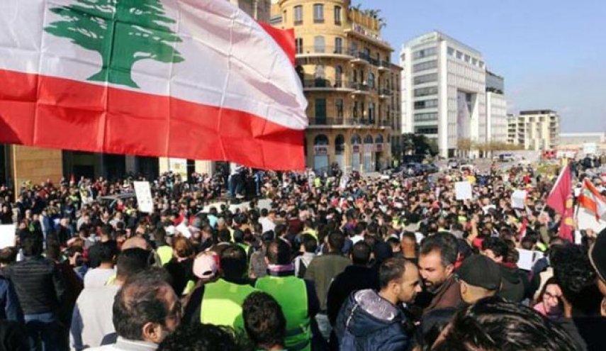 خشنودی تحلیلگر صهیونیست از بحران در لبنان؛ اعتراض‌ها باید تشدید شود

