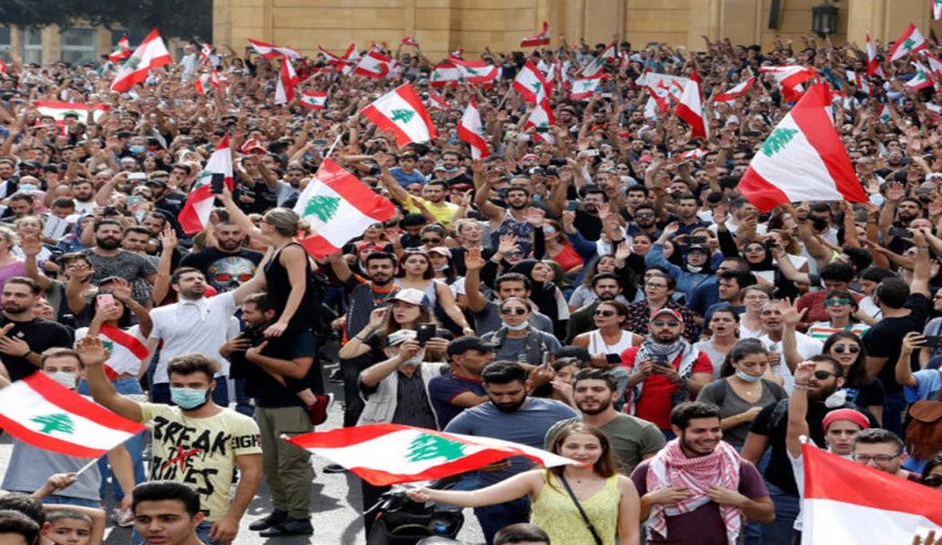 بالصور..جريدة اسرائيلية تشعل أزمة بانتشارها صورة لمتظاهرة لبنانية