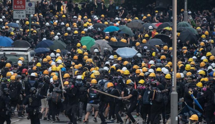 تواجد أمني مكثف لشرطة مكافحة الشغب في هونغ كونغ