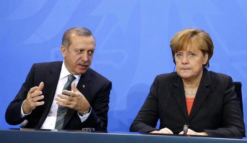 أردوغان وميركل يبحثان تطورات الأوضاع شمال شرق سوريا  