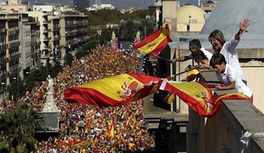 تظاهرات 80 هزار نفری اسپانیایی‌ها برای حفظ وحدت/ نه، تظاهرکنندگان به جدایی طلبان کاتالونیا/ صدور حکم حبس ۹ نفر از رهبران جدایی طلب 