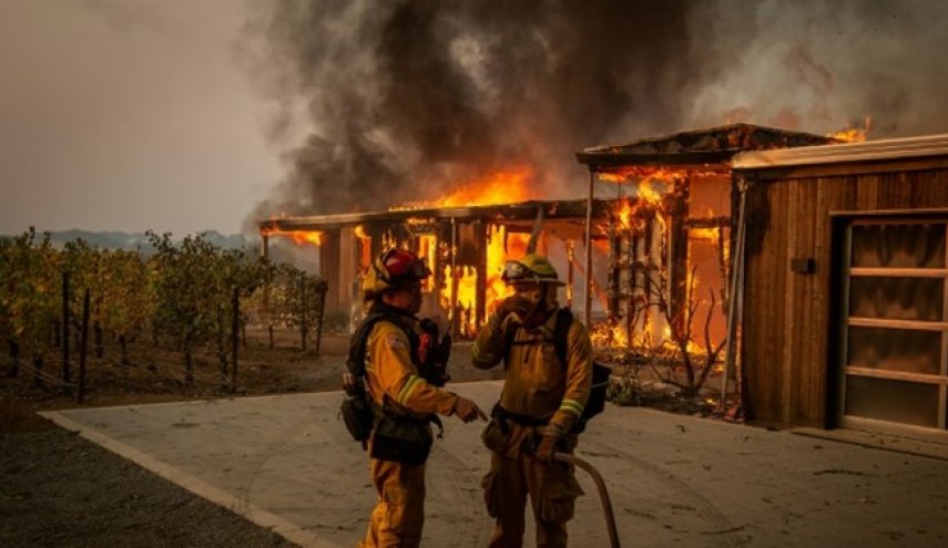 آتش سوزی گسترده در اراضی لس آنجلس هزاران نفر را مجبور به ترک منطقه کرد