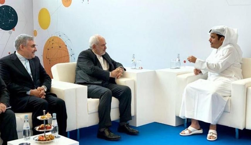 ظريف يلتقي وزير الخارجية القطري في الدوحة
