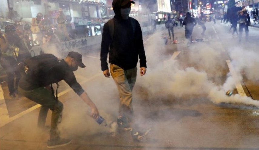 شرطة هونج كونج تطلق الغاز المسيل للدموع لتفريق الاحتجاجات