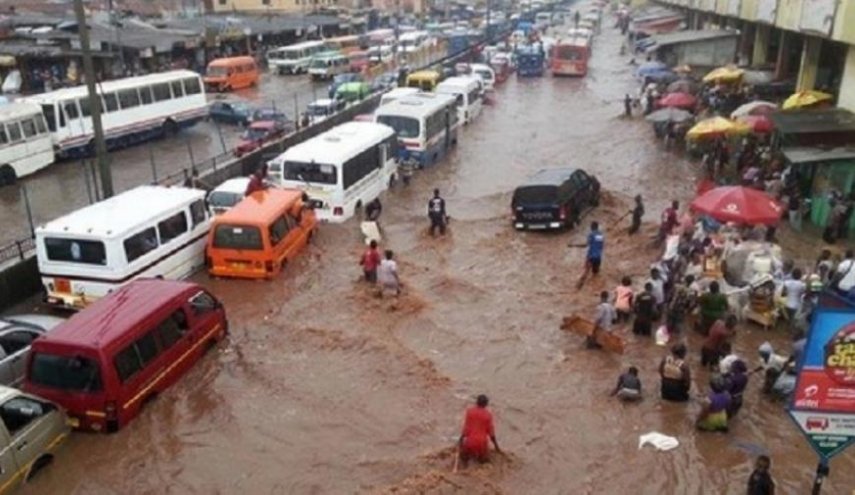مصرع 12 شخصا جراء الفيضانات وسط غانا
