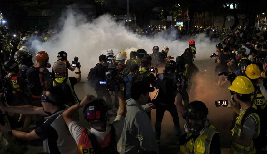 شرطة هونغ كونغ تستخدم الغاز المسيل للدموع لتفريق المتظاهرين
