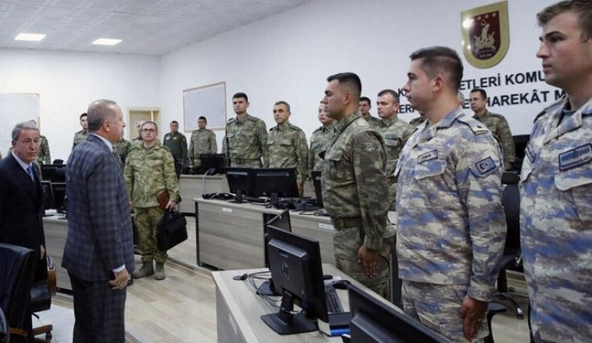 أردوغان يزور مركز عمليات للجيش التركي على الحدود السورية