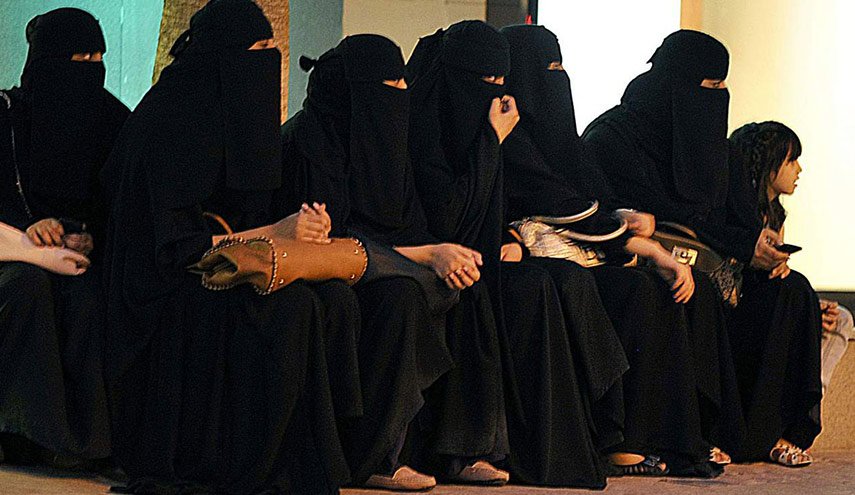 السعوديات يعترضن على حظر النقاب في 'موسم الرياض'