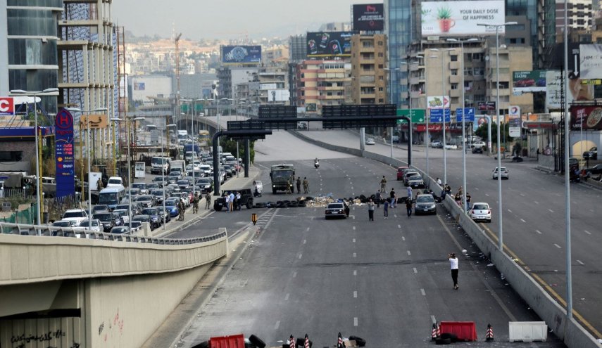 لبنان...محتجون يغلقون طرقا رئيسية تصل المناطق ببعضها