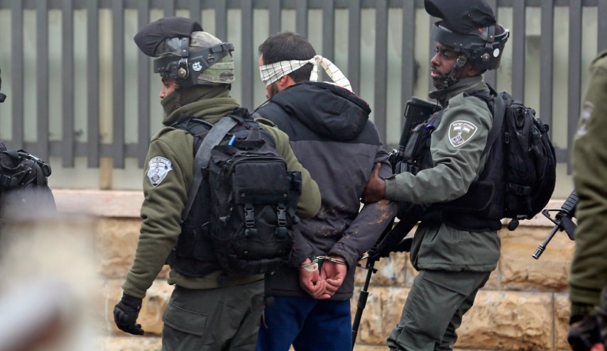 الإحتلال يعتقل 12 فلسطينيا في الضفة الغربية