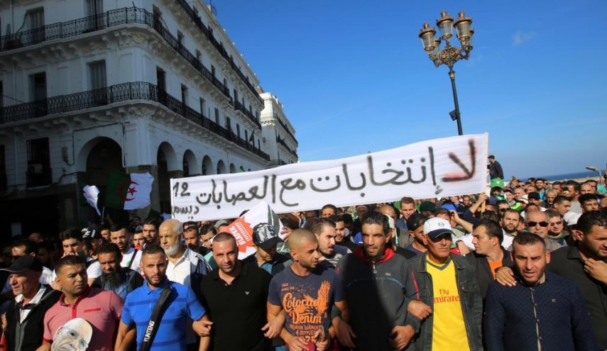 الجزائر.. 5 مرشحين للرئاسيات وسط استمرار الحراك ضدها