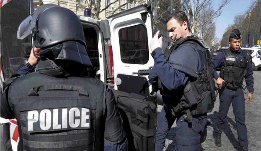 الشرطة الفرنسية تتخذ إجراءات جديدة بشأن المهاجرين